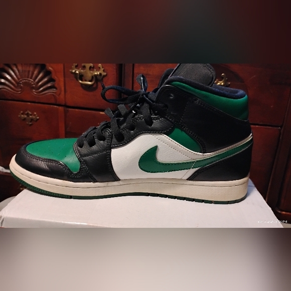Air Jordan Black and Green Sneakers Excellent condition Size 9.5 Mens - Picture 2 of 4